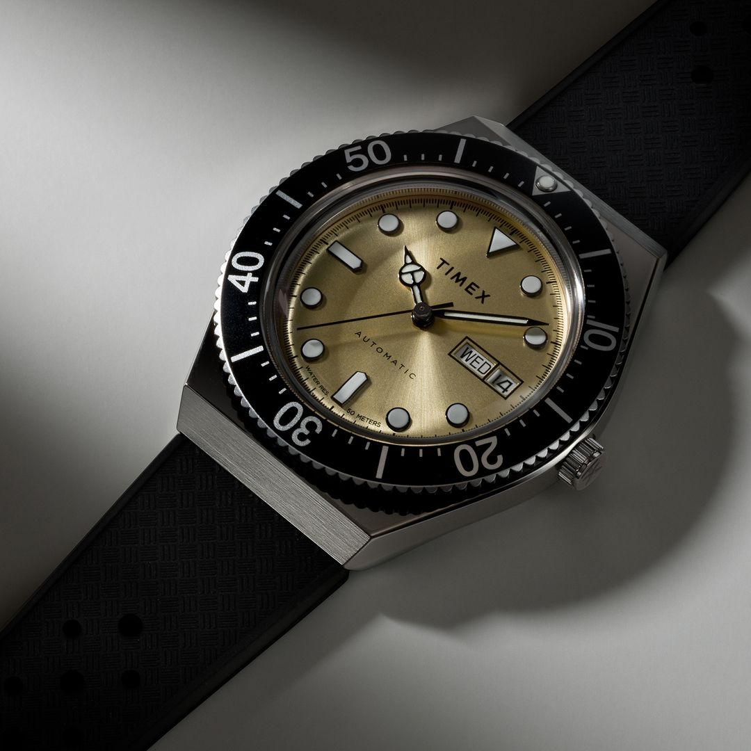 Zegarek męski Timex ze złotą tarczą ze szlifem słonecznym, jasnymi indeksami i wskazówkami oraz datownikiem