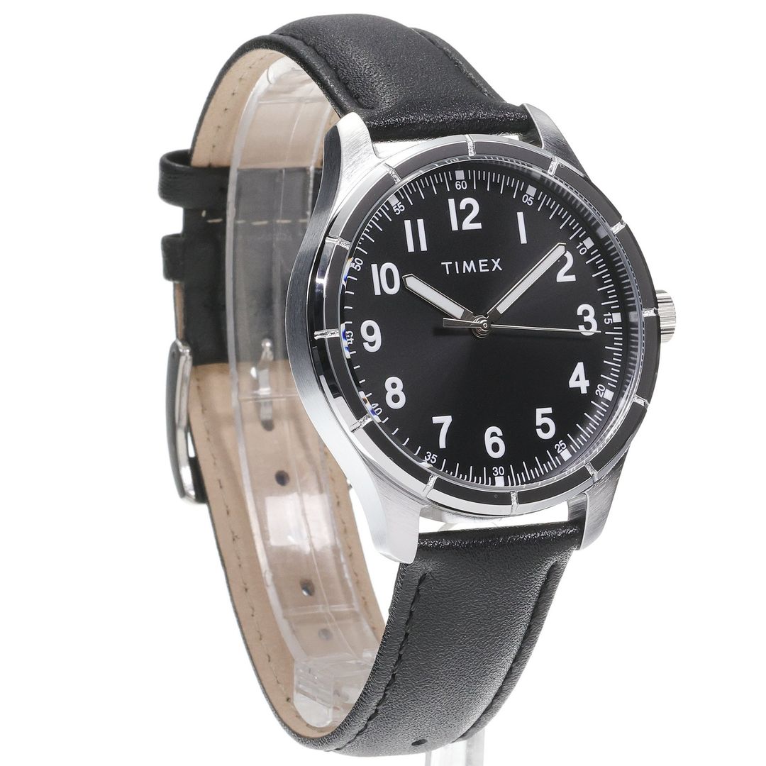 Zegarek Timex z czarną tarczą oraz białymi indeksami arabskimi w okrągłej, metalowej kopercie
