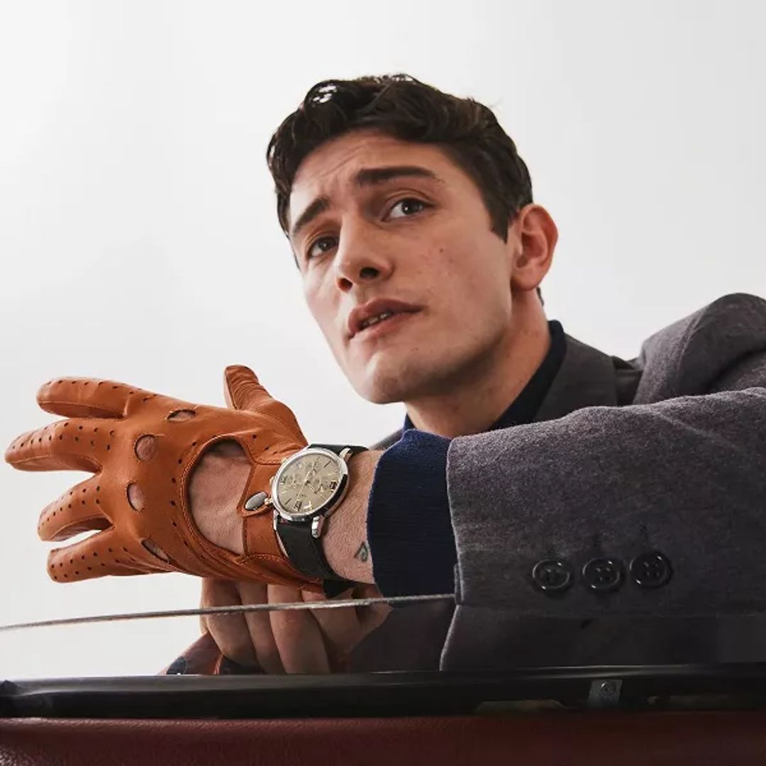 Zegarek Timex ze złotą tarczą w srebrnej kopercie na czarnym pasku