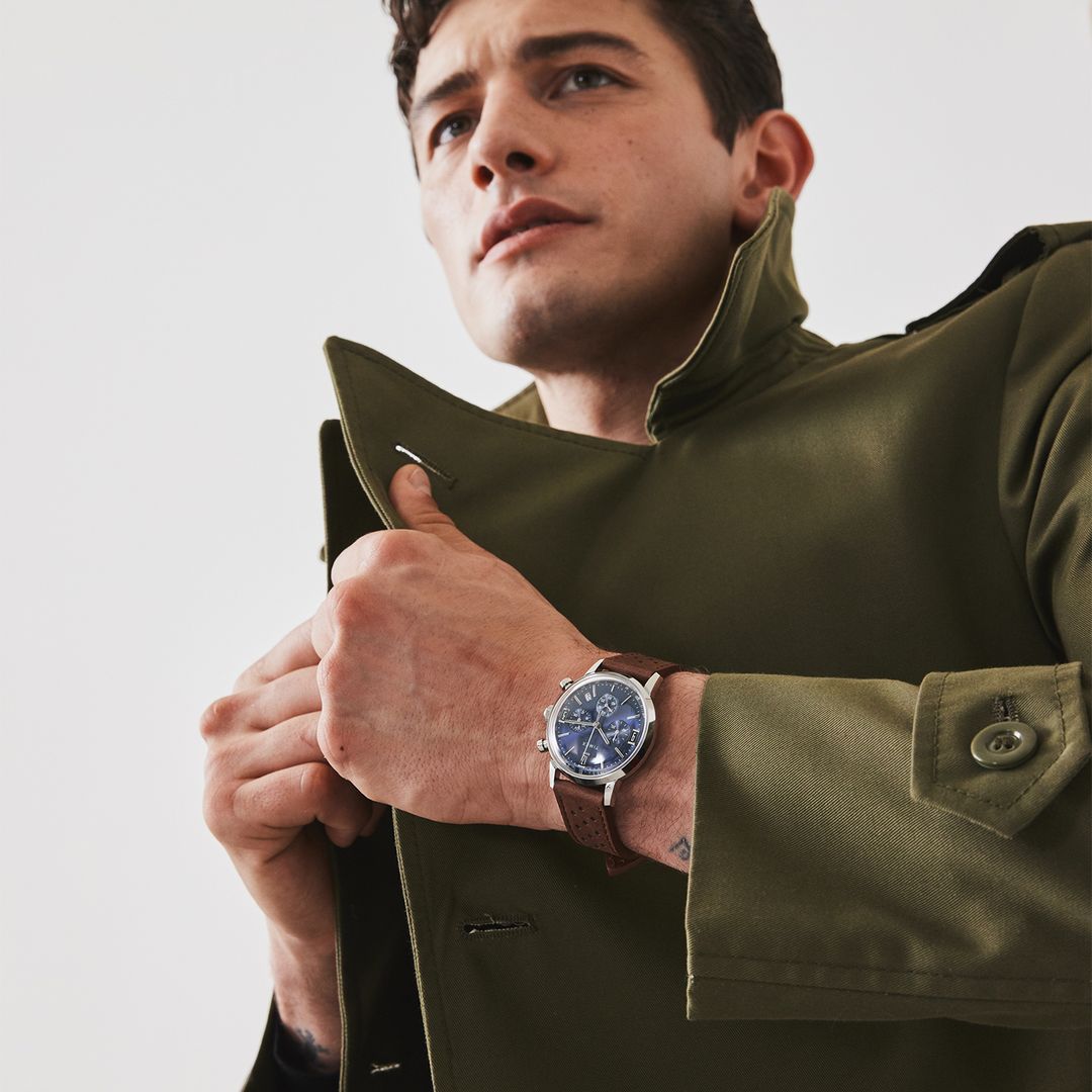Zegarek Timex z okrągłą kopertą w srebrnym kolorze na brązowym, skórzanym pasku z perforacją