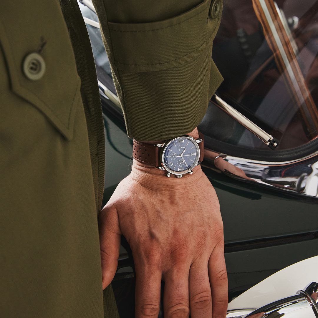Zegarek Timex z granatową tarczą z subtarczami w stalowej, okrągłej kopercie na brązowym pasku