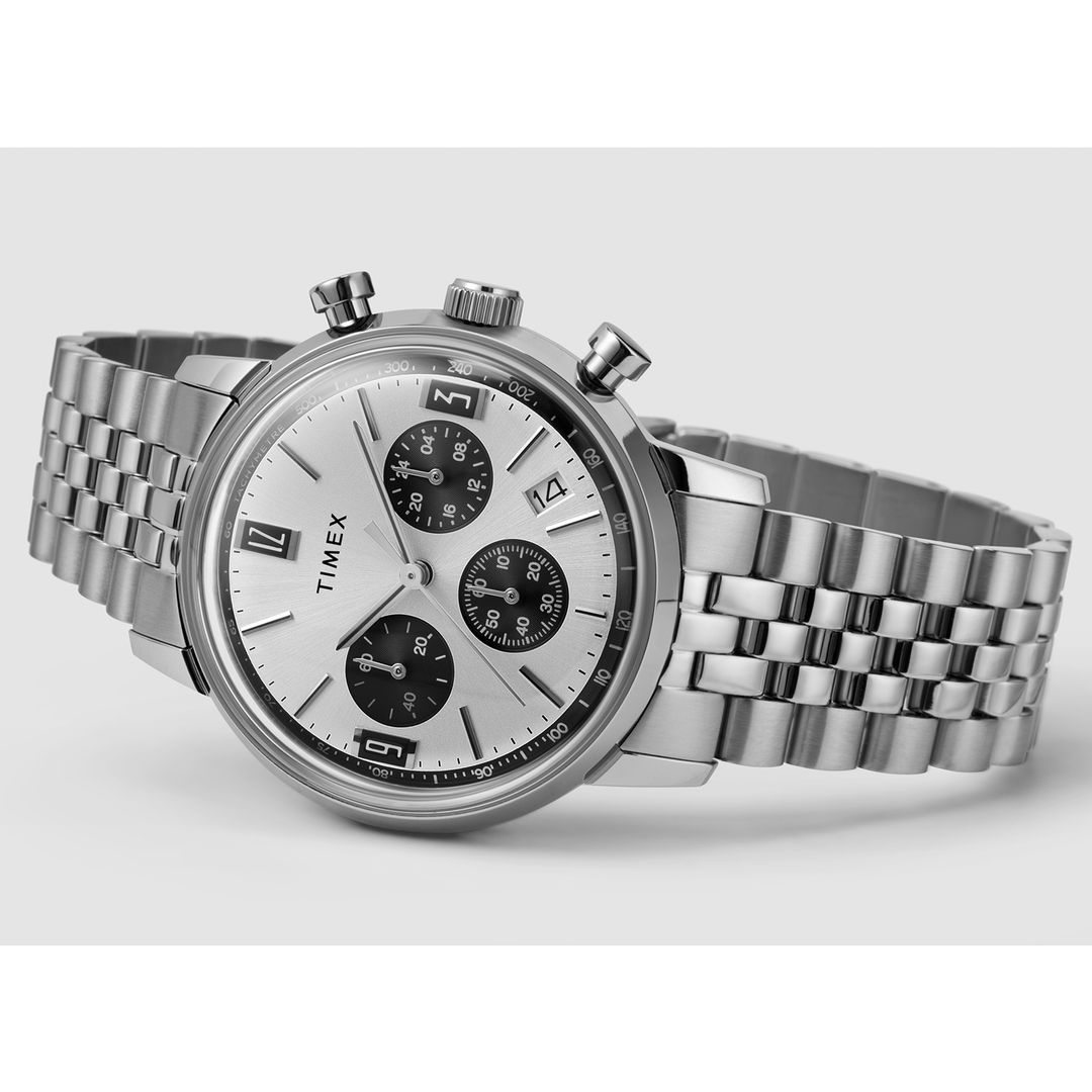 Zegarek Timex z okrągłą kopertą w srebrnym kolorze na bransolecie ze stali oraz tarczą z czarnymi subtarczami
