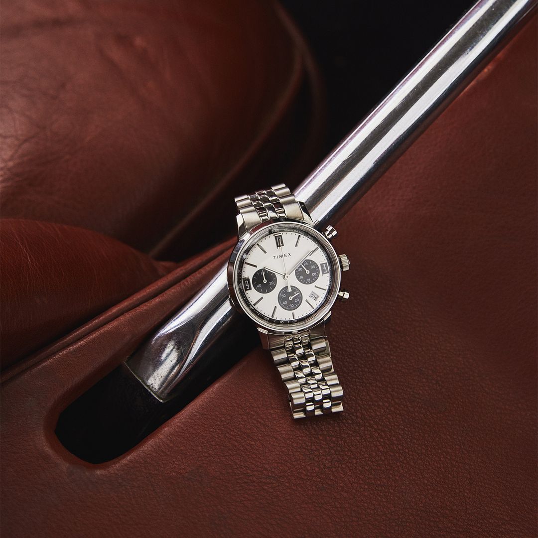 Zegarek Timex ze srebrną tarczą w okrągłej kopercie w srebrnym kolorze na srebrnej bransoletce ze stali