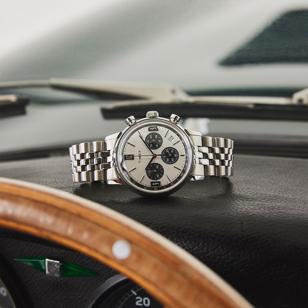 Zegarek Timex z okrągłą kopertą w srebrnym kolorze oraz srebrną tarczą z czarnymi subtarczami