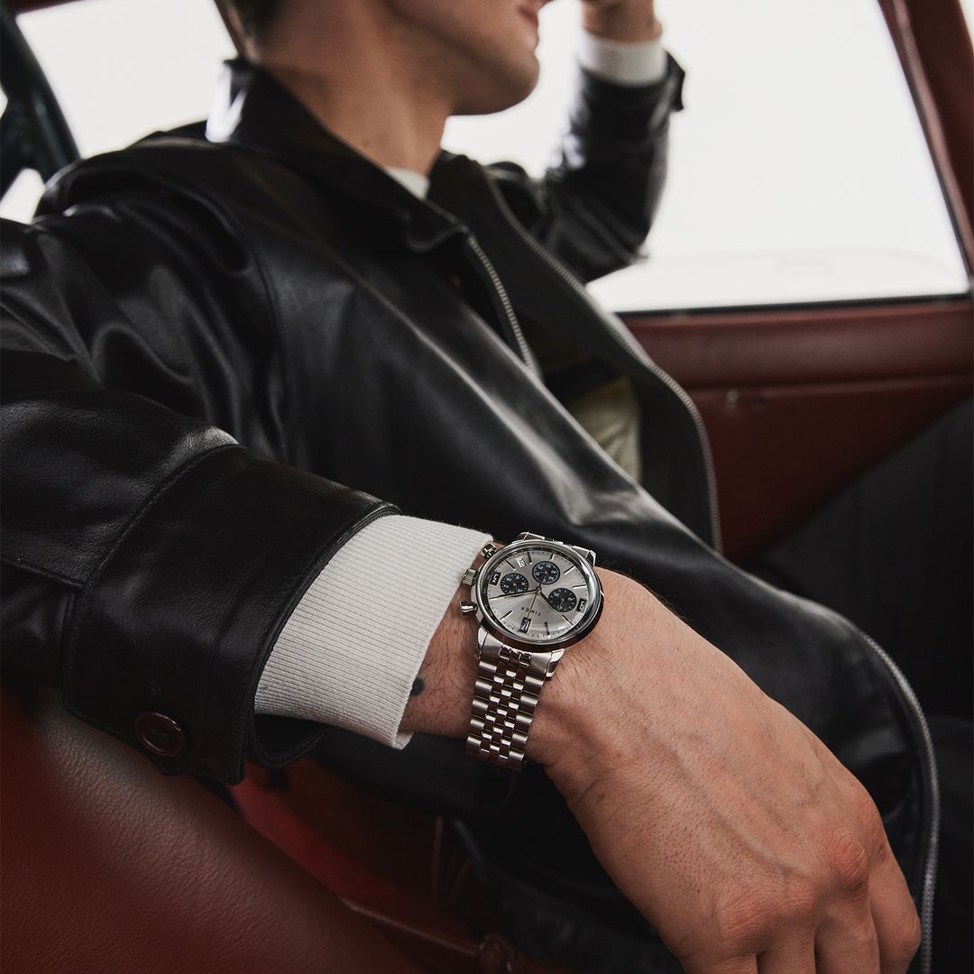 Zegarek Timex z okrągłą kopertą na stalowej bransolecie w srebrnym kolorze