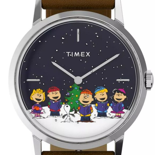 Zegarek Timex z okrągłą, stalową kopertą oraz tarczą w świątecznym motywie kolędników wśród śniegu i choinki
