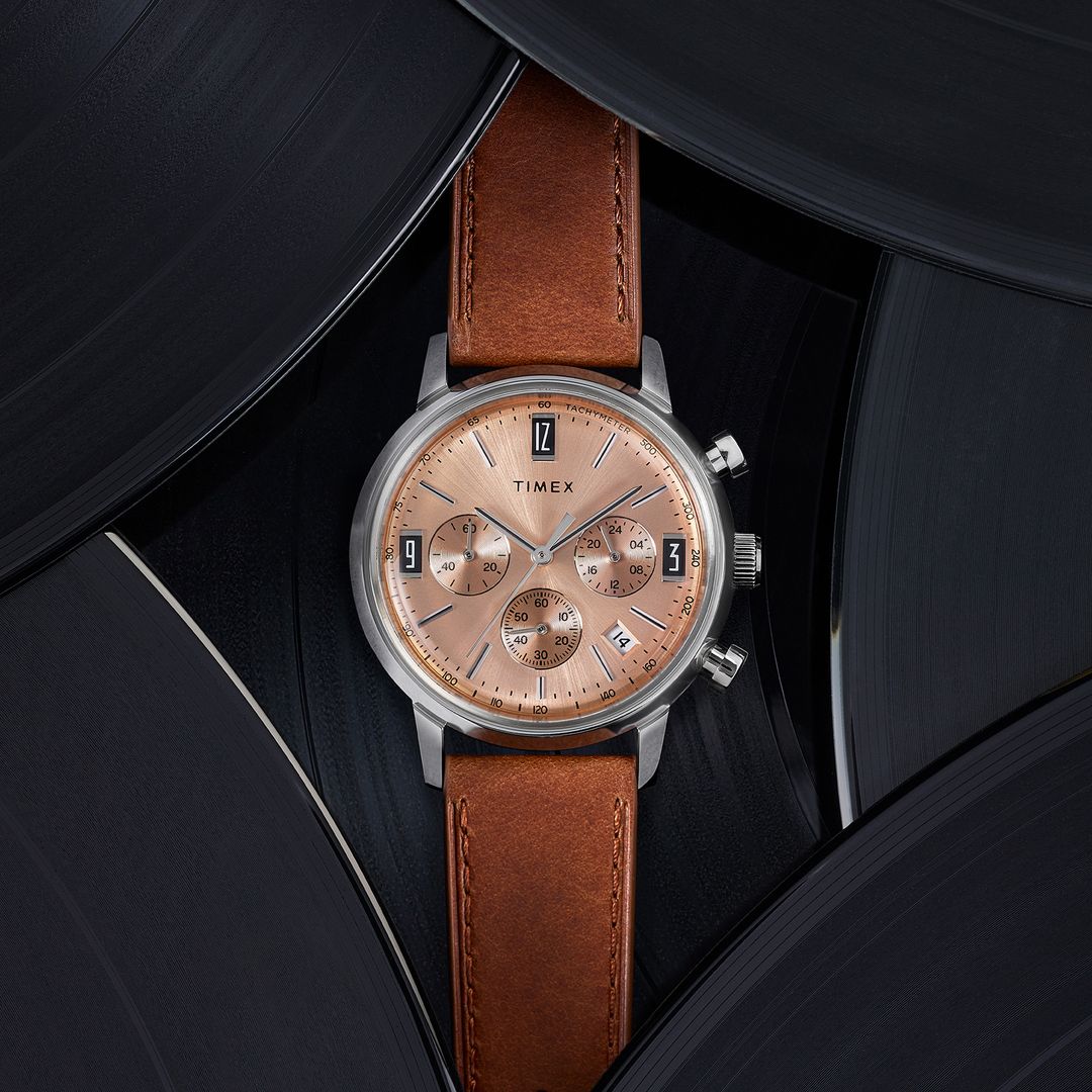 Zegarek Timex z tarczą w kolorze różowego złota w srebrnej kopercie na brązowym pasku