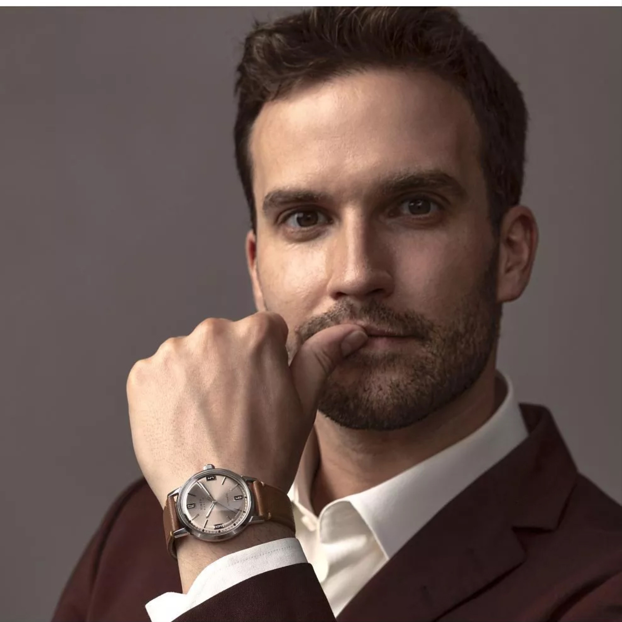 Timex Marlin Automatic TW2W59300 z modelem na ręce