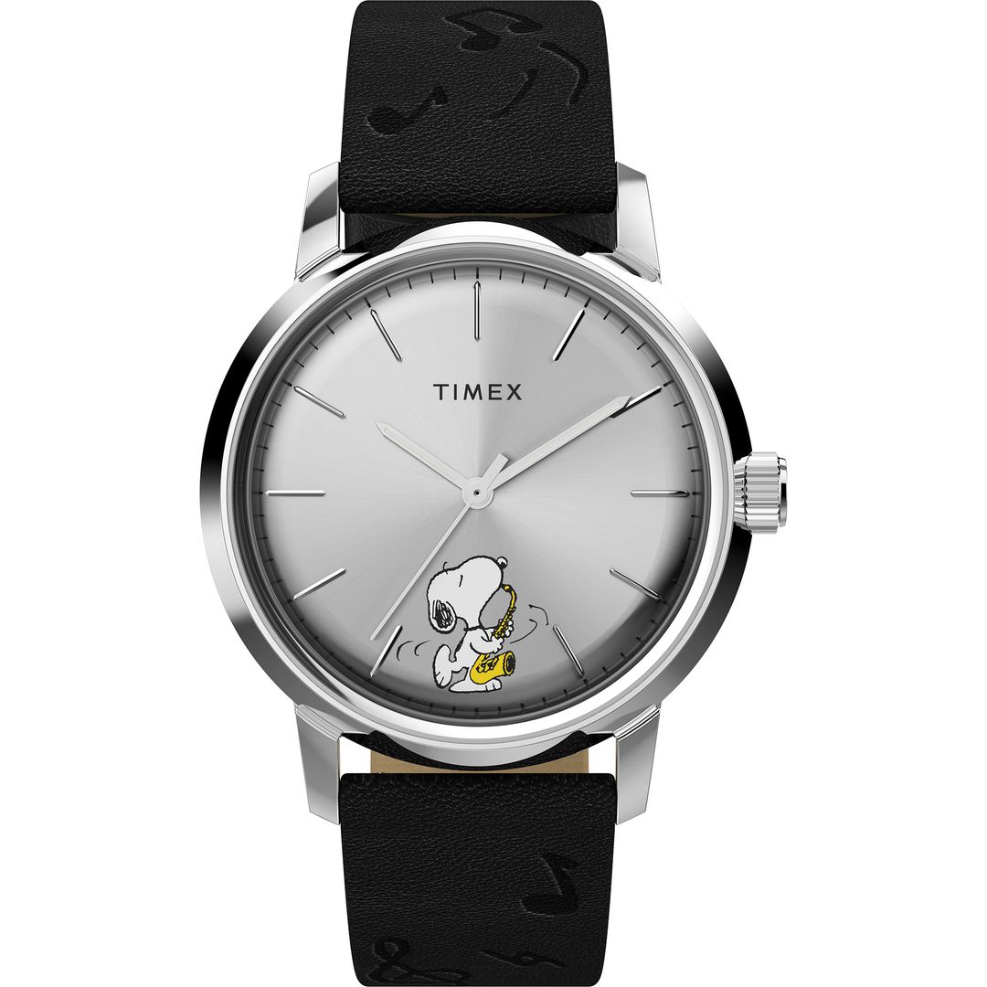 Zegarek Timex ze srebrną tarczą i kopertą, grafiką Snoopy'ego grającego na saksofonie oraz czarny pasek z tłoczeniem nut