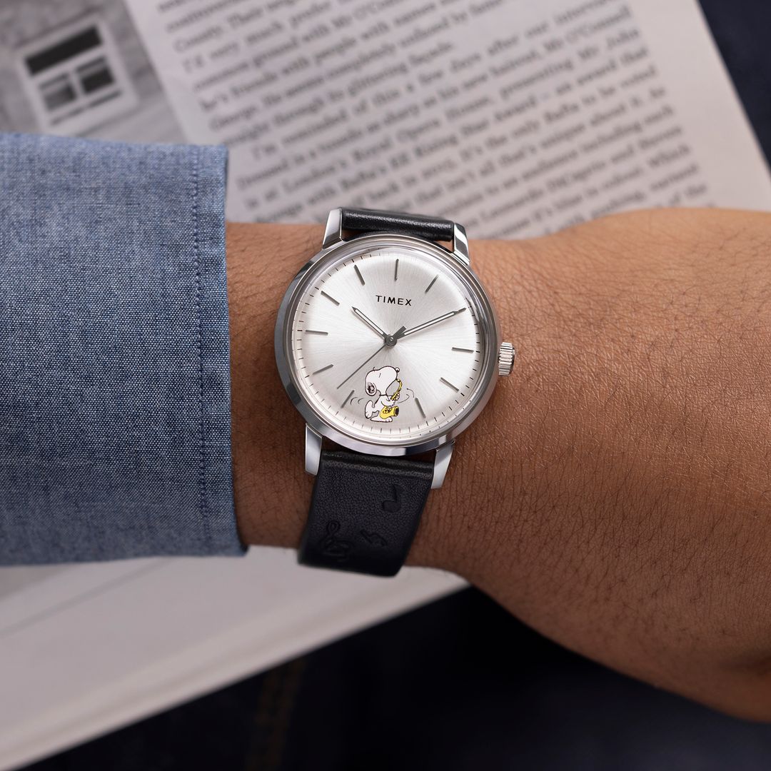 Zegarek Timex z okrągłą, stalową kopertą na czarnym, skórzanym pasku z tłoczonymi nutami