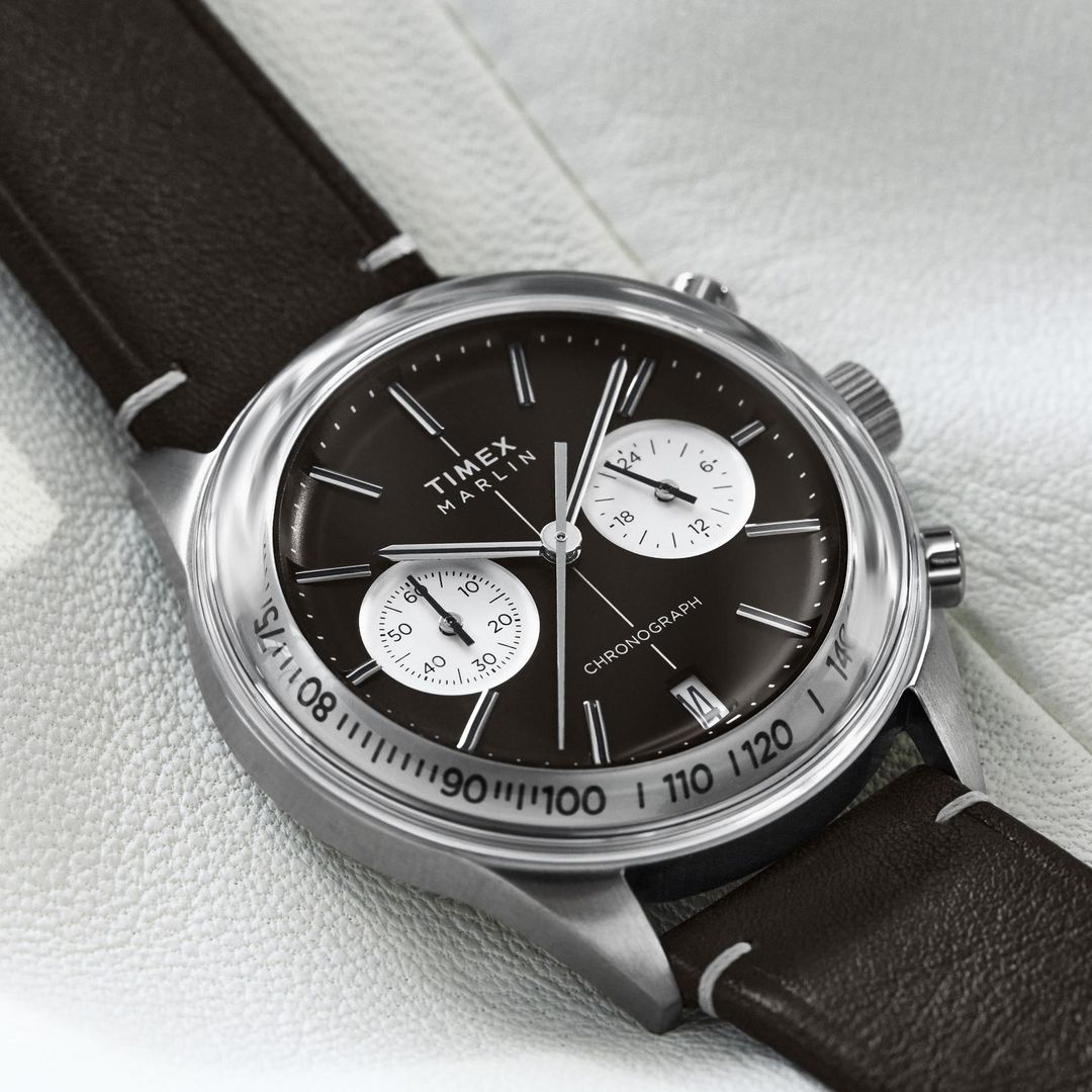 Zegarek Timex z czarną tarczą z białymi subtarczami chronografu oraz datownikiem w okrągłej kopercie