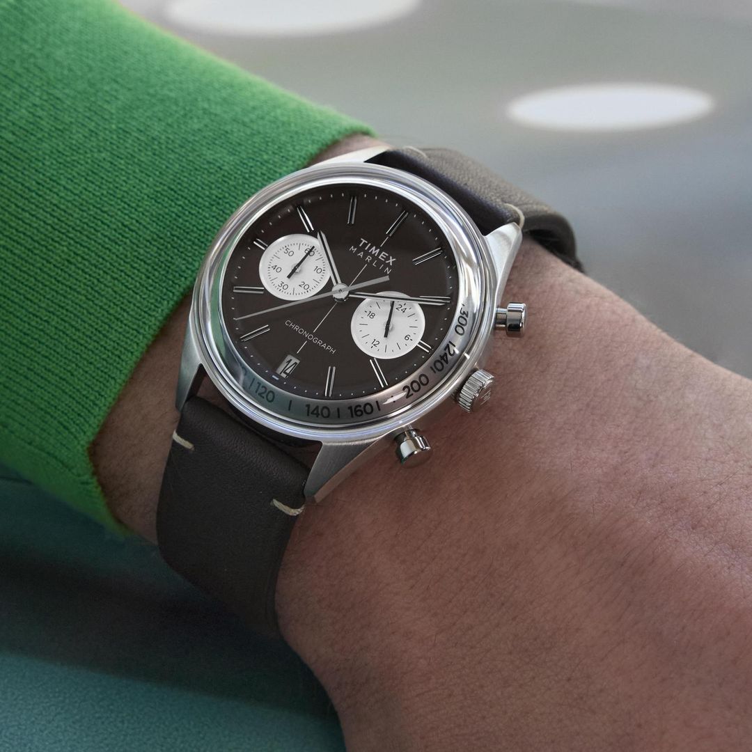 Zegarek Timex z czarną tarczą w okrągłęj, stalowej kopercie na ciemnym, brązowym pasku