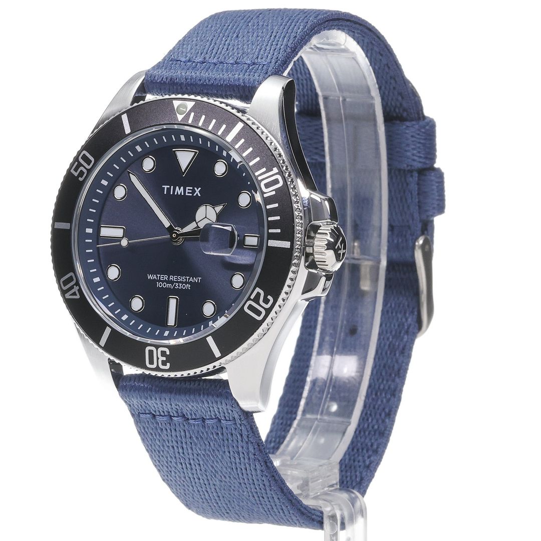 Zegarek Timex z granatową tarczą, datownikiem na materiałowym pasku w granatowym kolorze