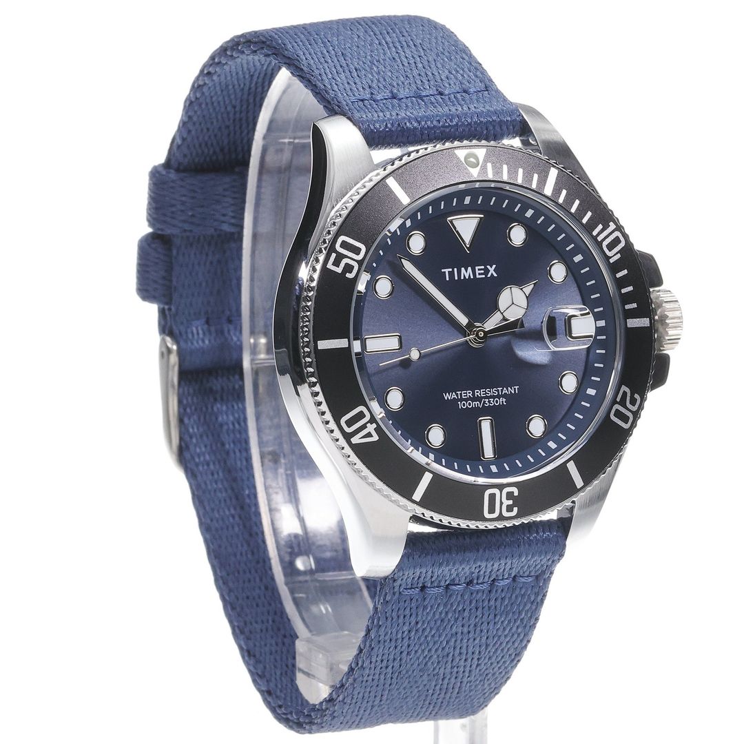 Zegarek Timex z granatową tarczą ze szlifem słonecznym, powłoką luminescencyjną na indeksach i wskazówach oraz datownikiem