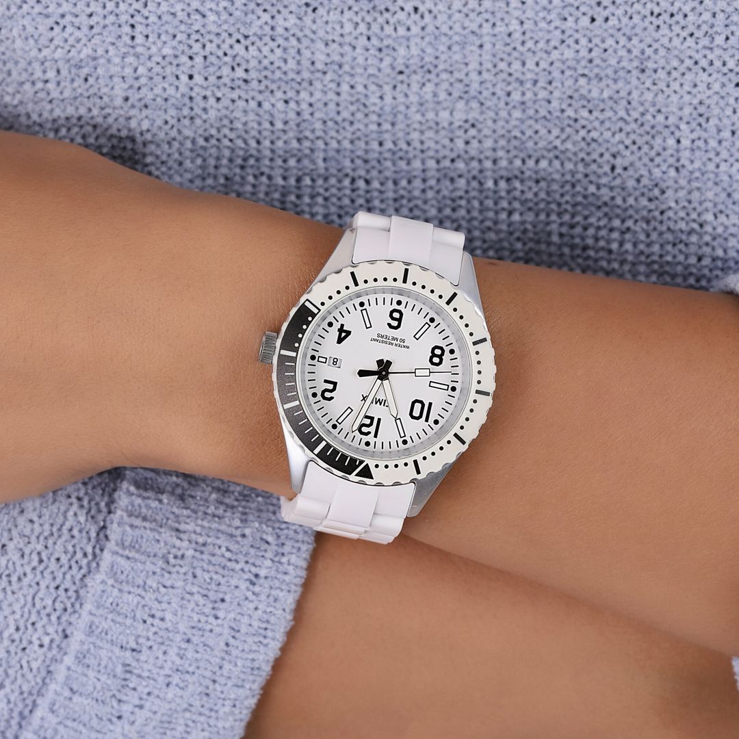 Zegarek Timex w biało-czarnej kolorystyce z aluminiową kopertą i bransoletą z tworzywa sztucznego