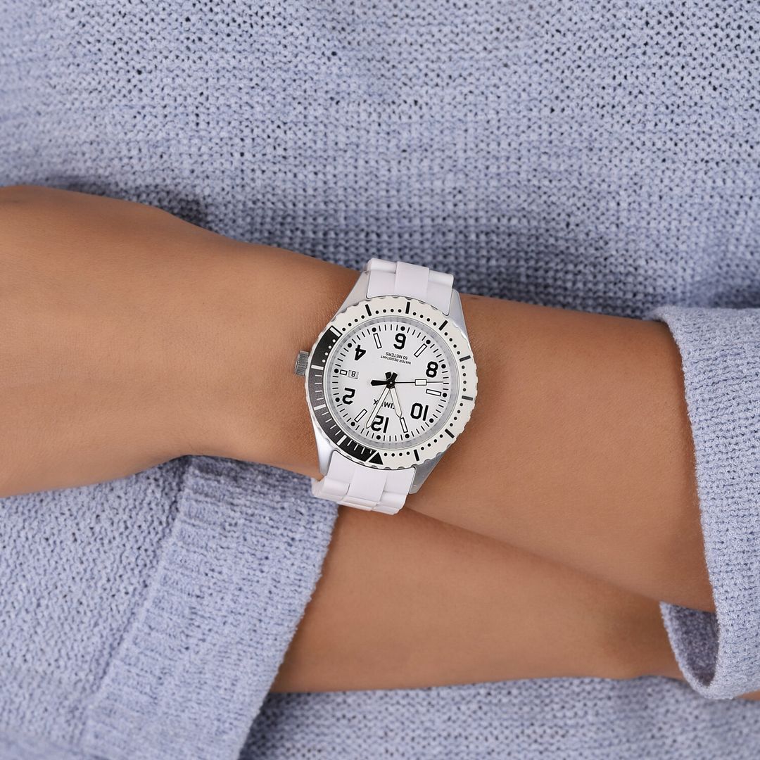 Zegarek Timex z zaokrągloną kopertą w białym kolorze z czarnymi cyframi oraz biało-czarnym datownikiem