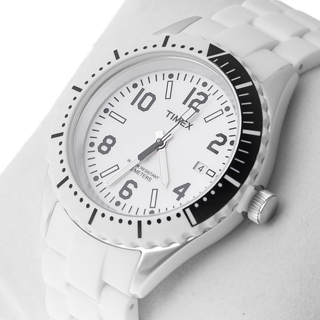 Zegarek Timex z jasną kopertą, czarno-białym bezelem i białą tarczą z czarnymi indeksami