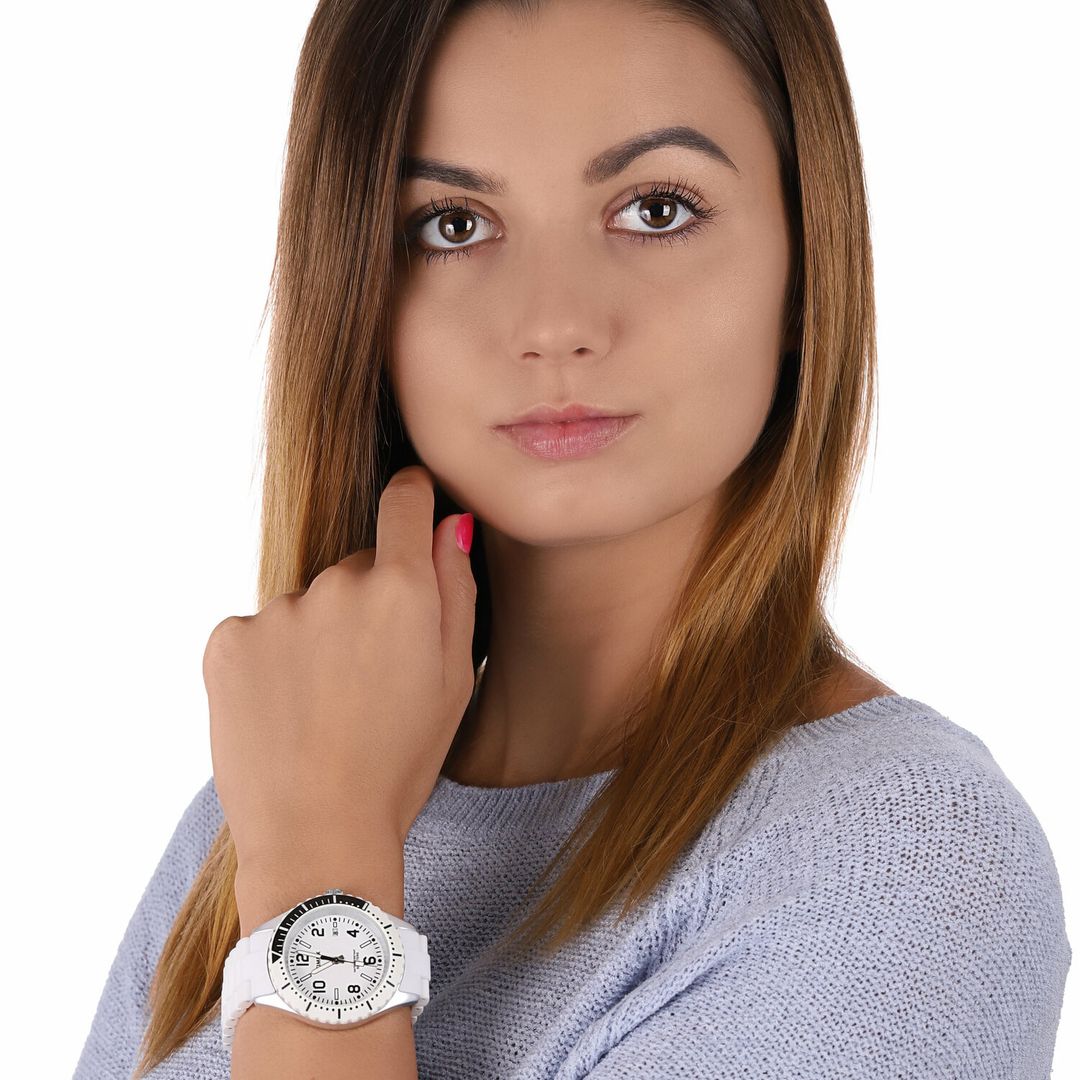Zegarek Timex z masywną, jasną kopertą z białą tarczą z czarnymi cyframi arabskimi oraz datownikiem