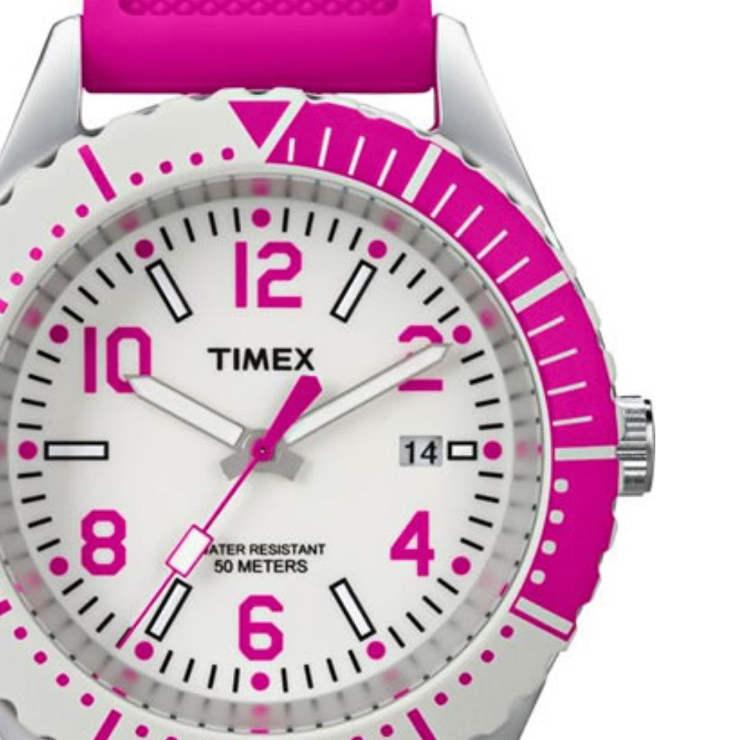 Zegarek Timex z białą tarczą z cyframi arabskimi w różowym odcieniu oraz bezelem w kolorze różu i bieli