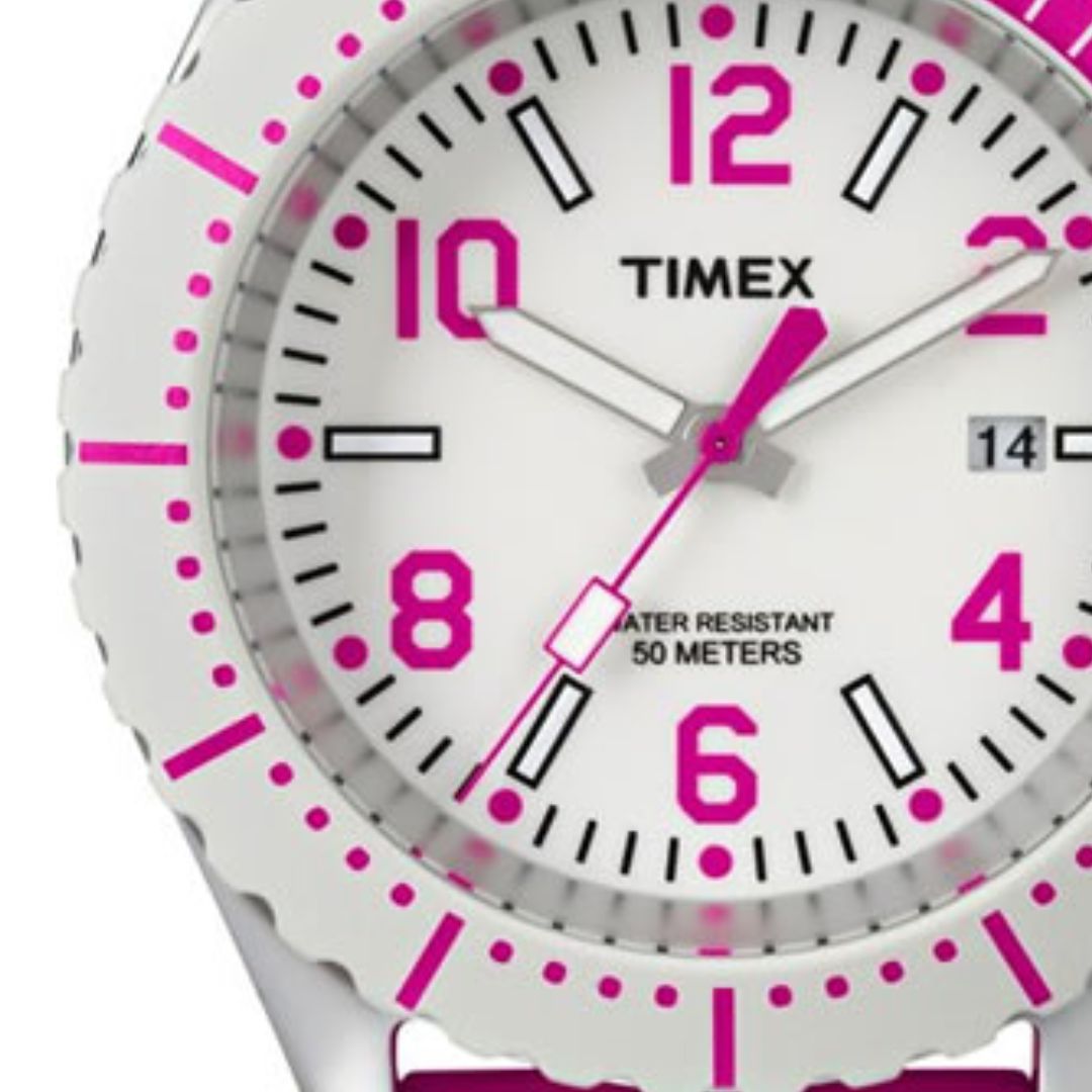 Zegarek Timex z białą tarczą z różowymi cyframi i sekundnikiem oraz datownik przy godzinie 3