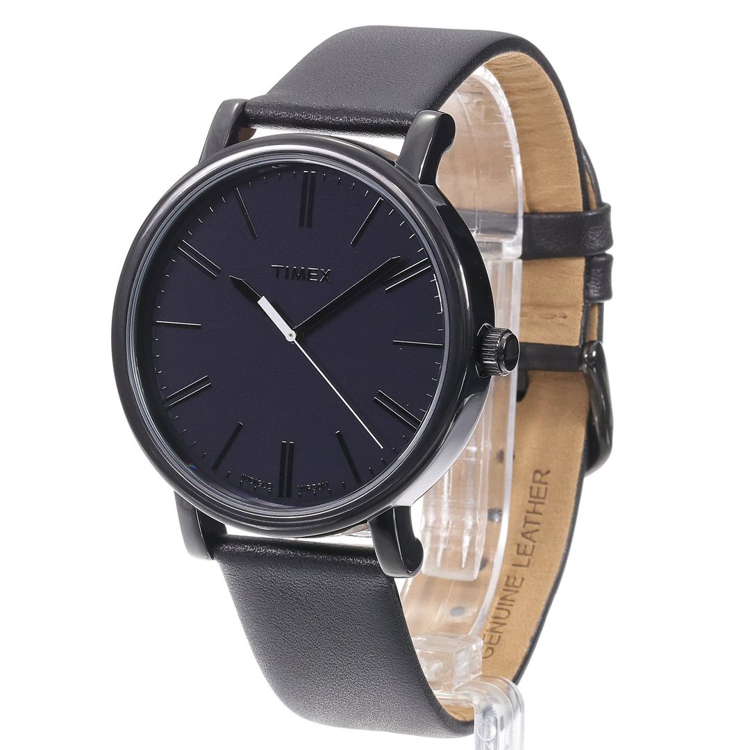 Zegarek Timex z czarną tarczą w czarnej, okrągłej kopercie na czarnym, skórzanym pasku