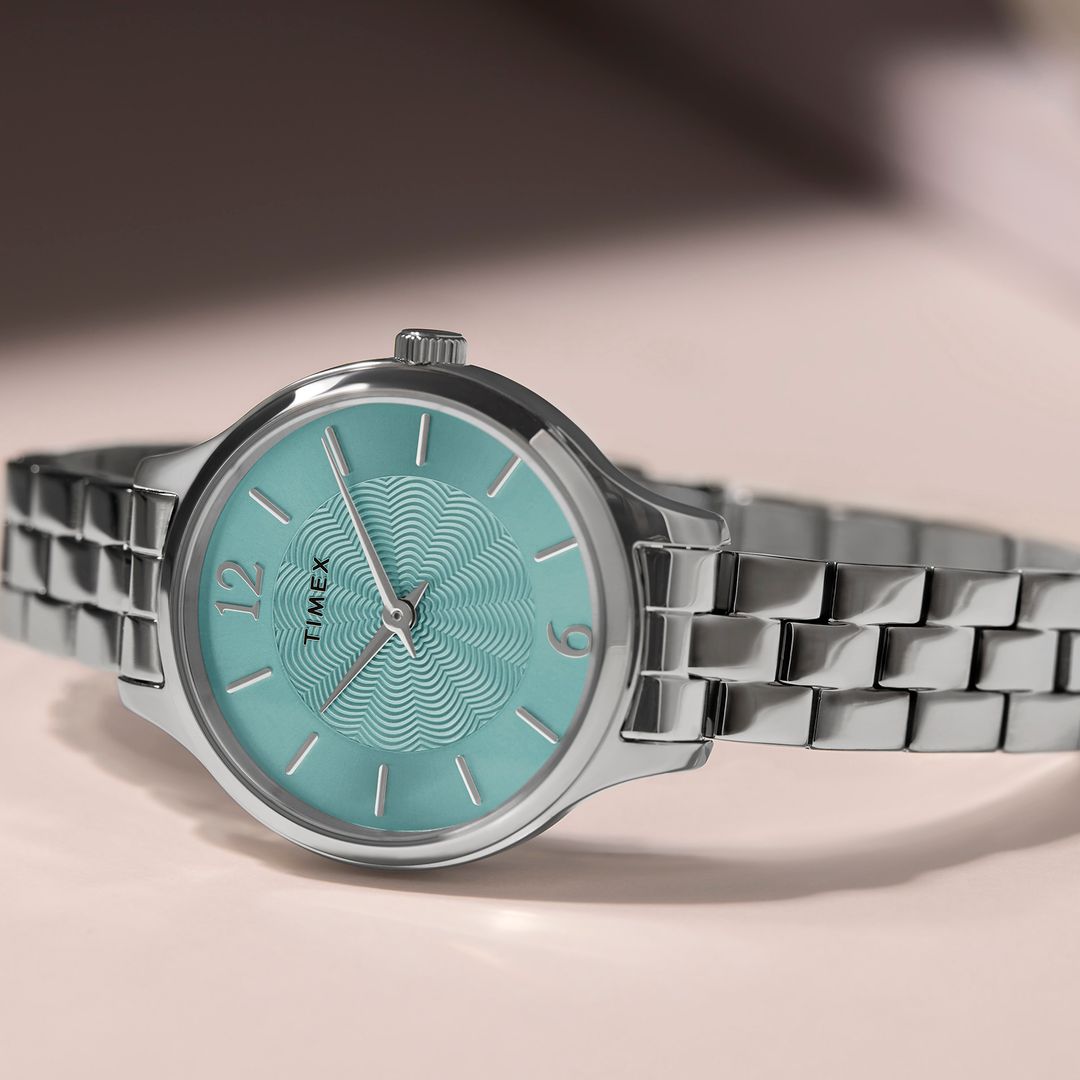 Zegarek damski Timex z niebieską tarczą z falistym wzorem odbijającym światło oraz srebrnymi indeksami
