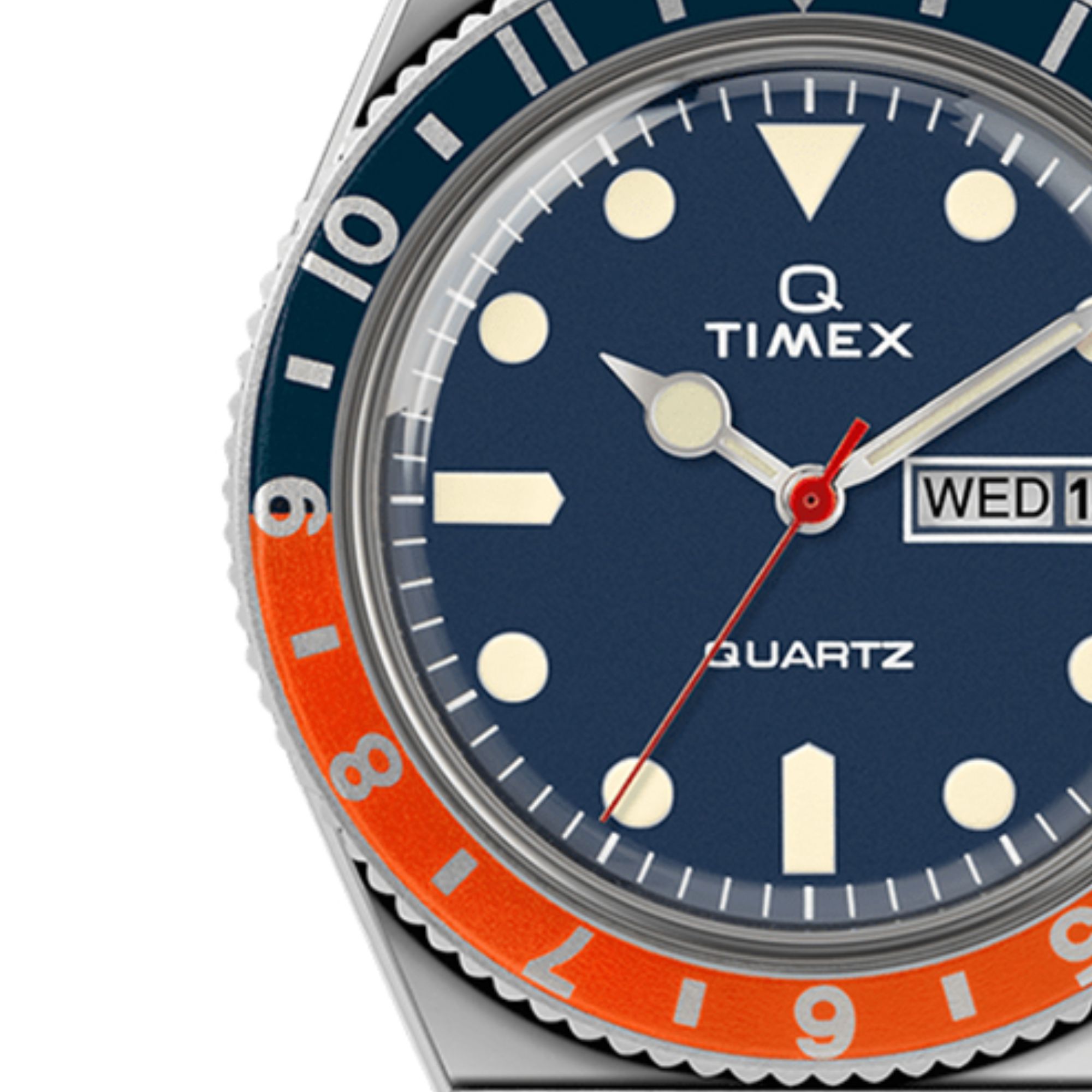 Zegarek Timex z granatową tarczą oraz indeksami i wskazówkami pokrytymi masą luminescencyjną