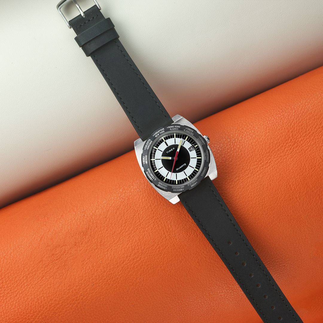 Zegarek męski Timex z czarno-białą tarczą z datwonikiem w stalowej, masywnej kopercie na czarnym pasku