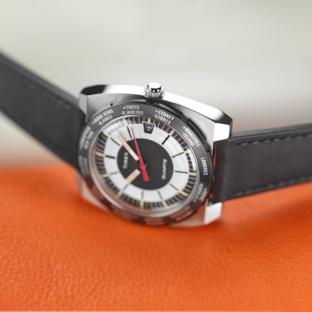 Zegarek męski Timex z masywną, stalową kopertą z nazwami miast wokół tarczy oraz czarno-bialą tarczą