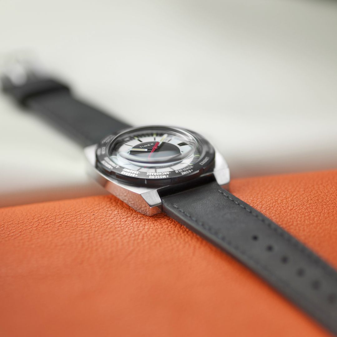 Zegarek Timex z masywną, srebrną kopertą ze szkłem sferycznym oraz na czarnym pasku