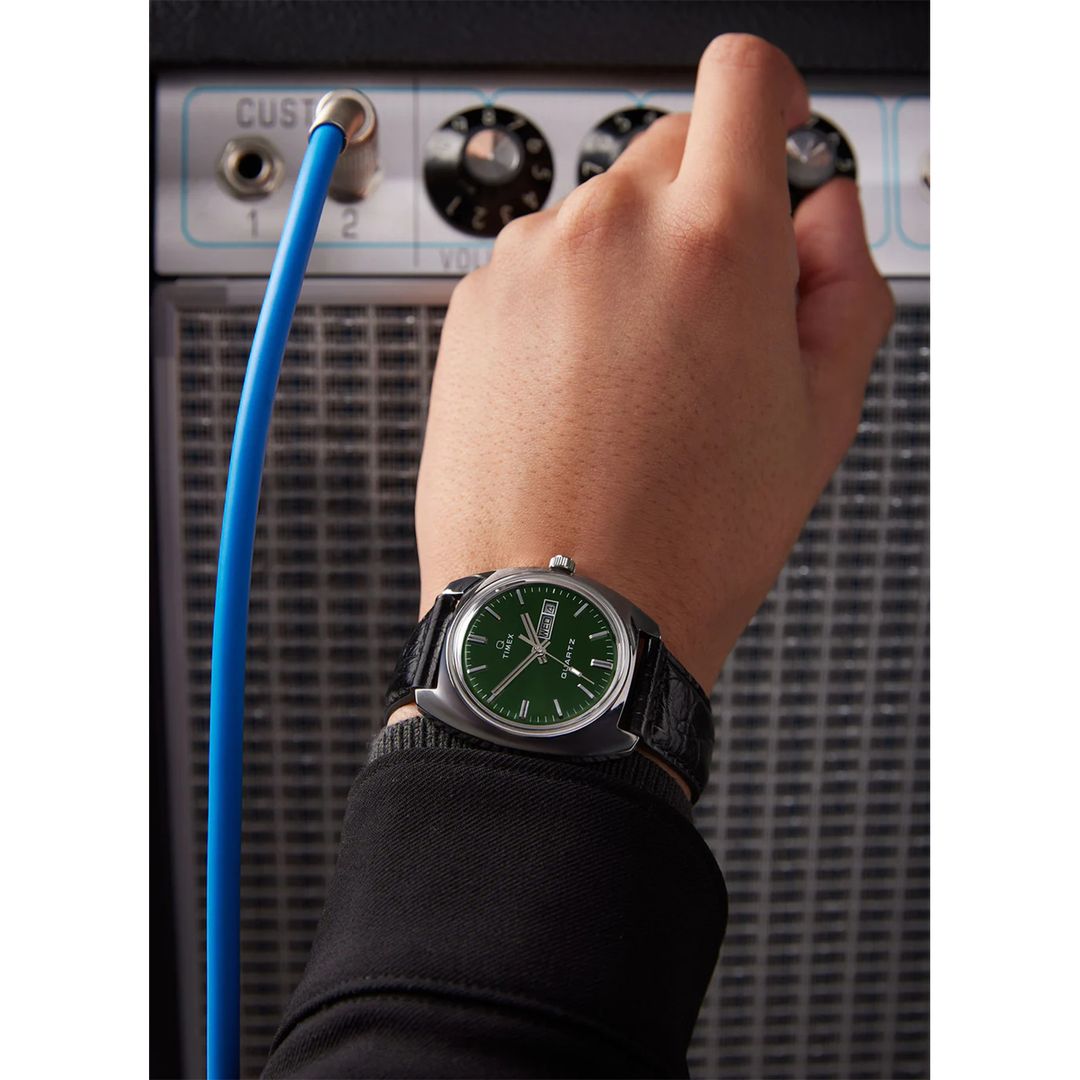 Zegarek męski Timex z zieloną tarczą z datownikiem i stalową kopertą na czarnym, skórzanym pasku