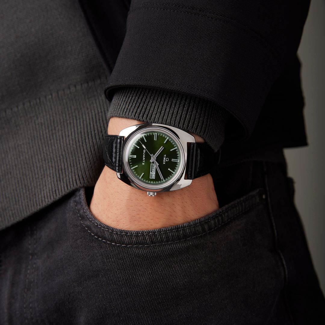 Zegarek męski Timex z zieloną tarczą ze szliferm słonecznym oraz srebrnymi indeksami i wskazówkami