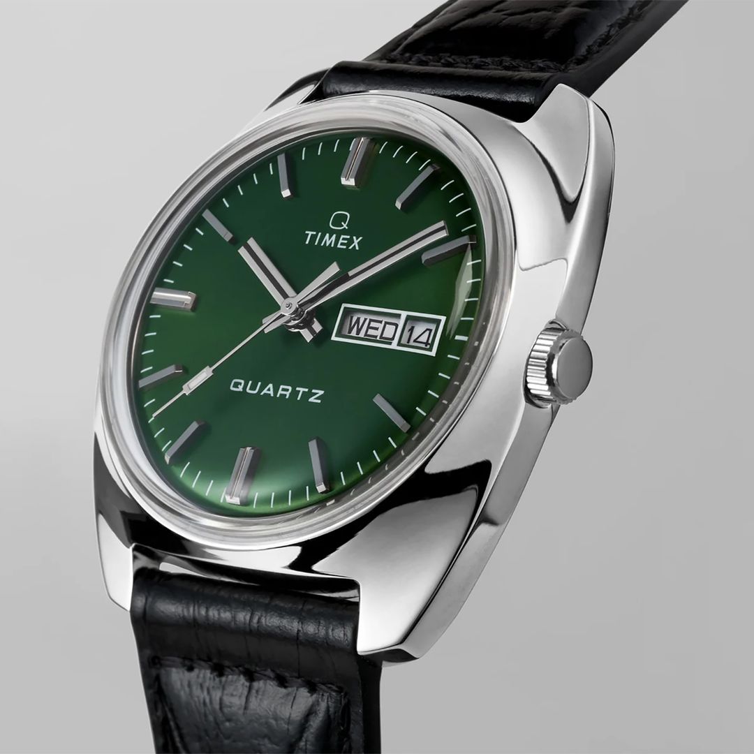 Zegarek Timex z zieloną tarczą z datownikiem w masywnej, stalowej kopercie w srebrnym kolorze