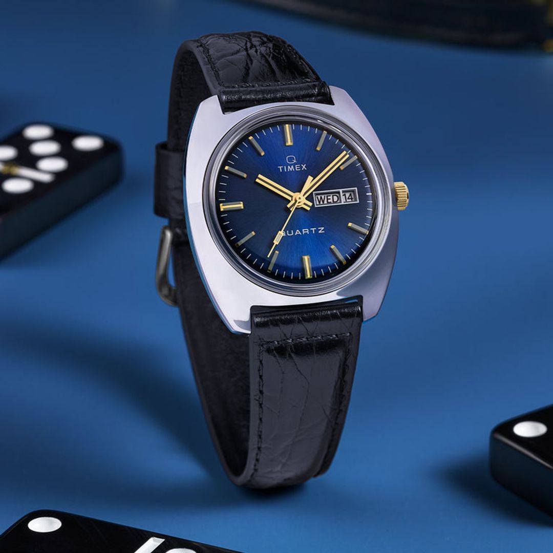 Zegarek Timex z niebieską tarczą z datownikiem w stalowej, masywnej kopercie na czarnym, skórzanym pasku