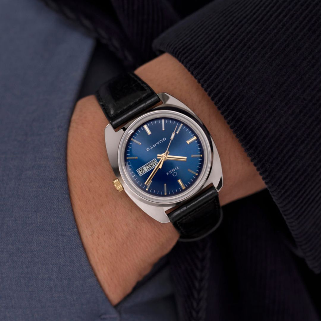 Zegarek męski Timex z niebieską tarczą, szlifem słonecznym, datwonikiem oraz złotymi wskazówkami i indeksami