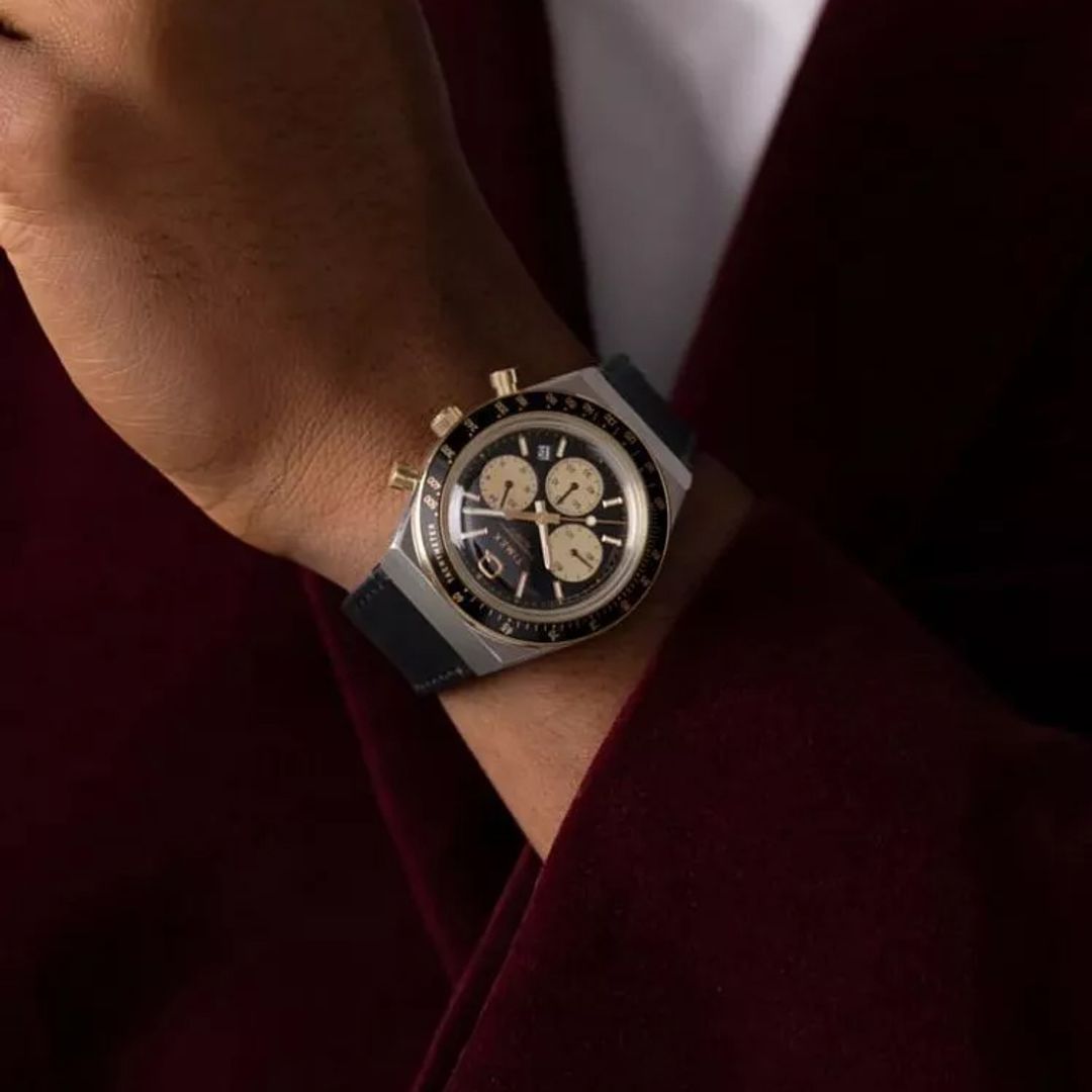 Zegarek męski Timex z czarną tarcza, srebrną kopertą ze stali na skórzanym, czarnym pasku
