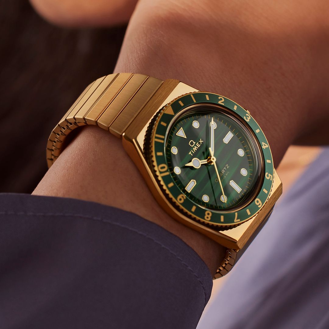 Zegarek Timex z jasnymi indeksami i wskazówkami na zielonej tarczy z malachitu w złotej kopercie