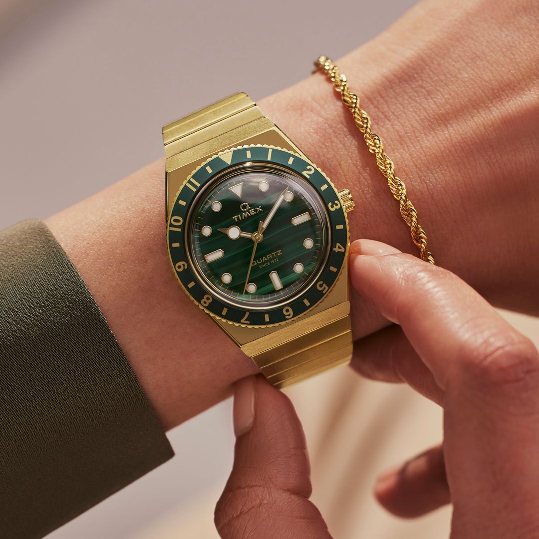 Zegarek Timex z zieloną tarczą z malachitu z jasnymi indeksami i wskazówkami w złotej kopercie