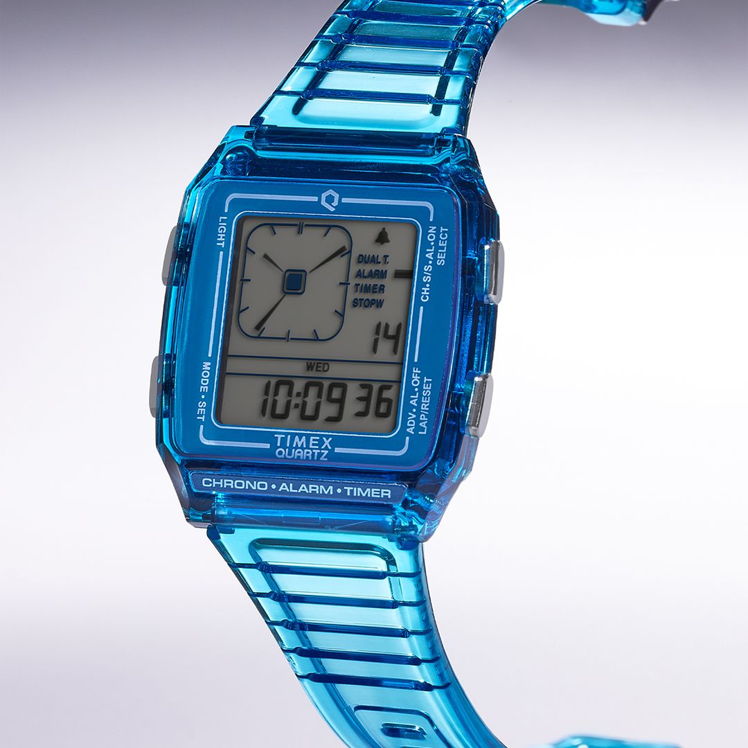 Zegarek Timex z cyfrową tarczą w niebieskiej kopercie o prostokątnym kształcie