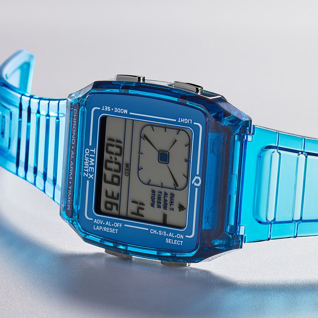Zegarek Timex z półprzezroczystą kopertą i paskiem w niebieskim kolorze oraz cyfrową tarczą