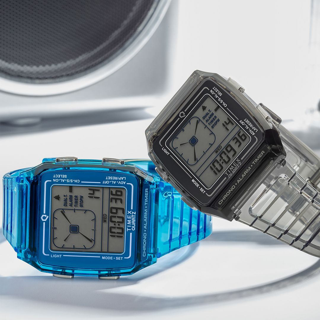 Zegarek Timex w niebieskiej kolorystyce o półprzezroczystym kolorze z cyfrową tarczą 