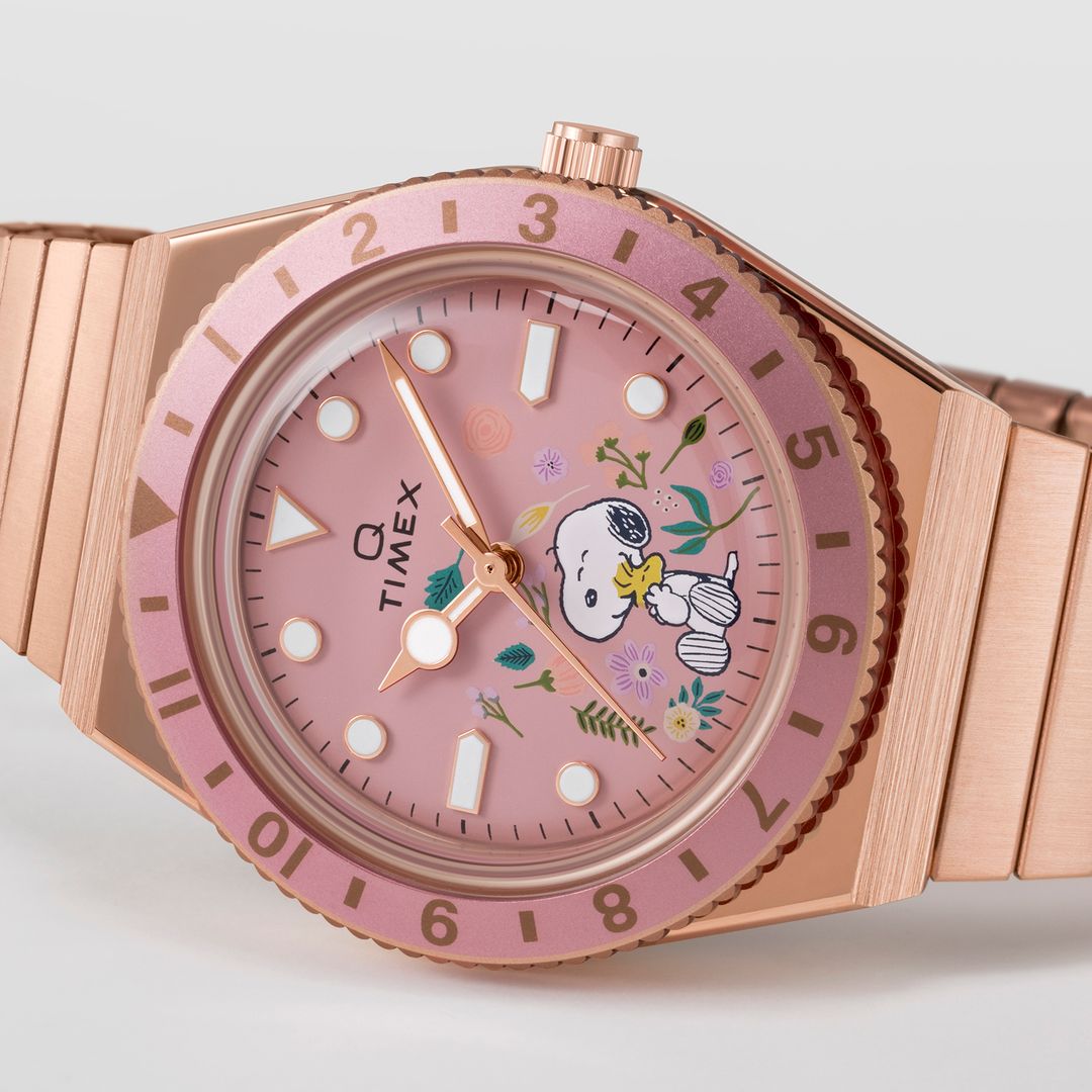 Zegarek Timex z różową tarczą z motywem Snoopy'ego i kwiatów w stalowej kopercie z różowym bezelem