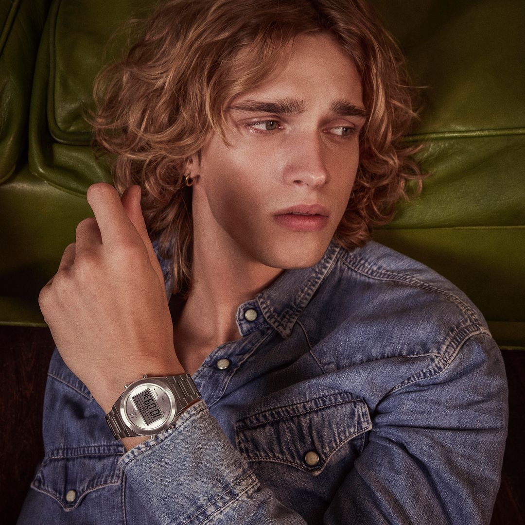 Zegarek męski Timex w srebrnej kolorystyce z okrągłą kopertą oraz cyfrowym wyświetlaniem czasu