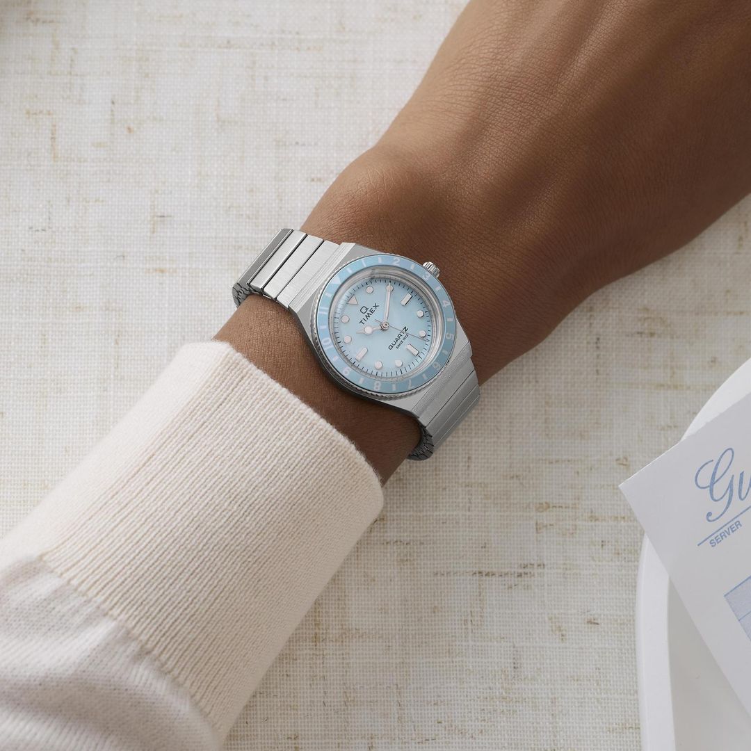 Zegarek damski Timex z jasną tarczą z indeksami i wskazówkami z powłoką luminescencyjną w stalowej, zaokrąglonej kopercie