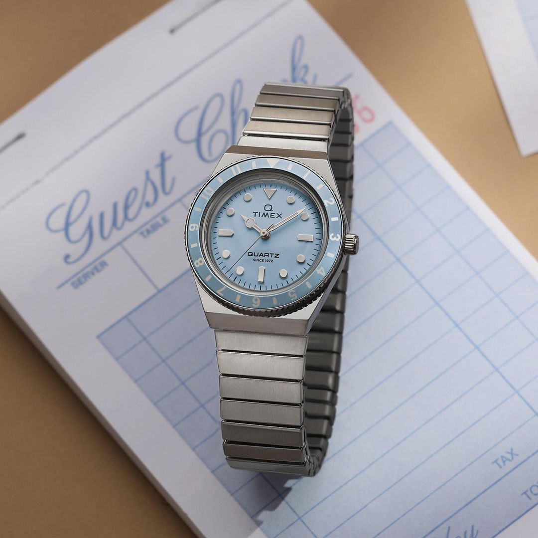 Zegarek damski Timex z niebieską, jasną tarczą w stalowej kopercie o niebieskim bezelu na bransolecie typu expansion