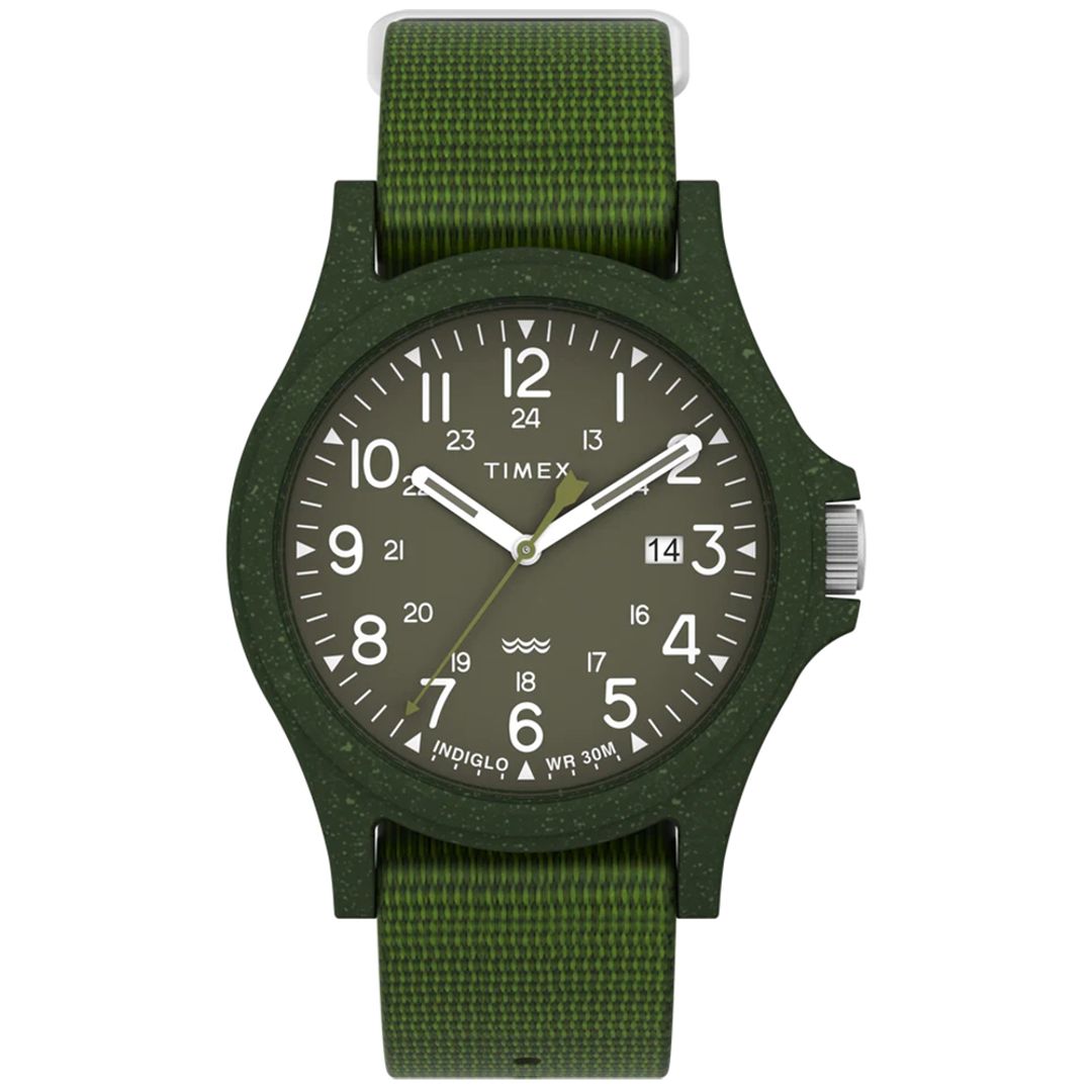 Zegarek Timex z zieloną kopertą z tworzywa recyklingowanego oraz na materiałowym pasku z recyklingu