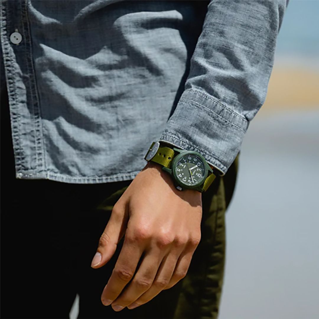 Zegarek męski Timex z recyklingu, w zielonej kolorystyce z białymi cyframi arabskimi i wskazówkami