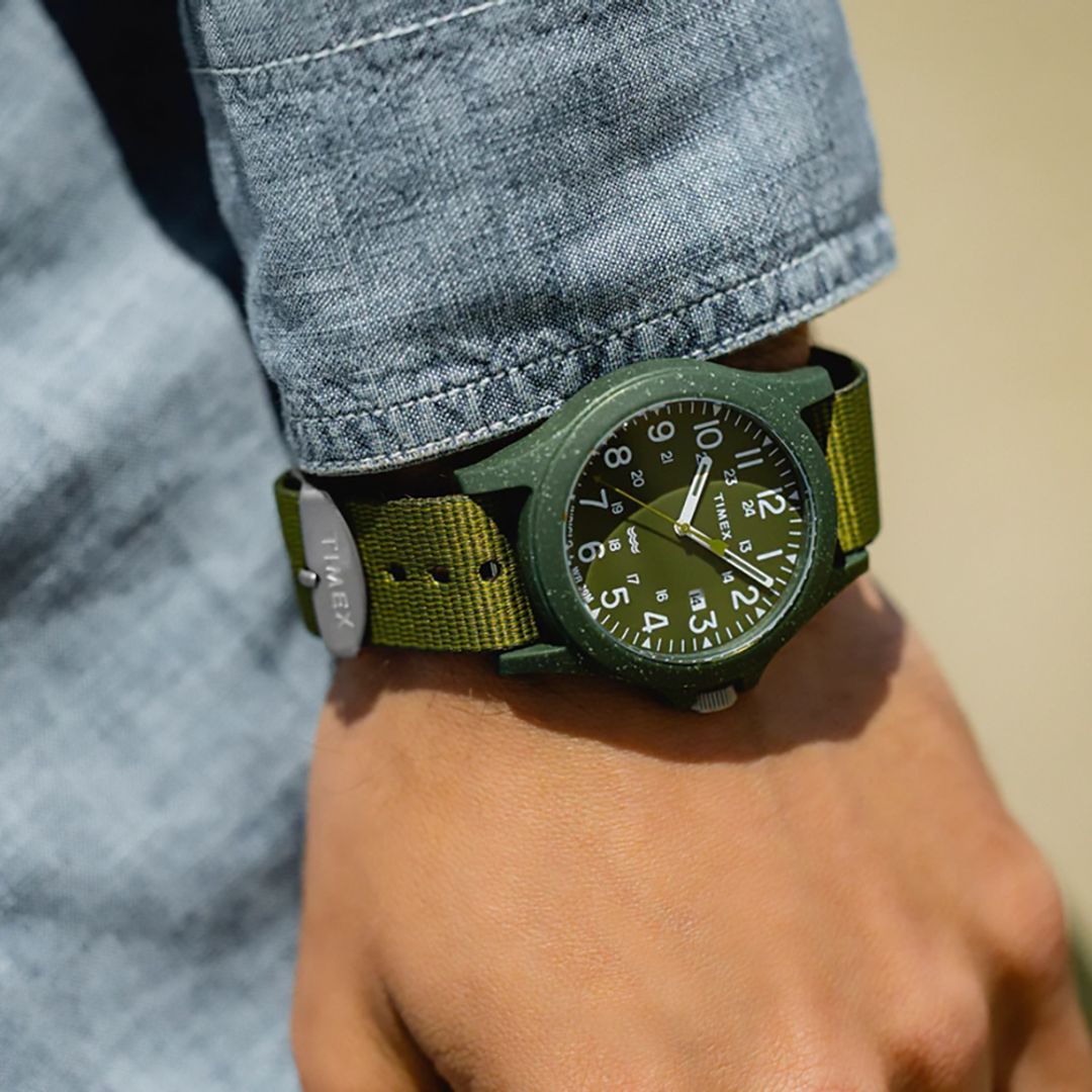 Zegarek Timex z zieloną tarczą z datwonikiem i białymi cyframi arabskimi w zielonej, okrągłej kopercie