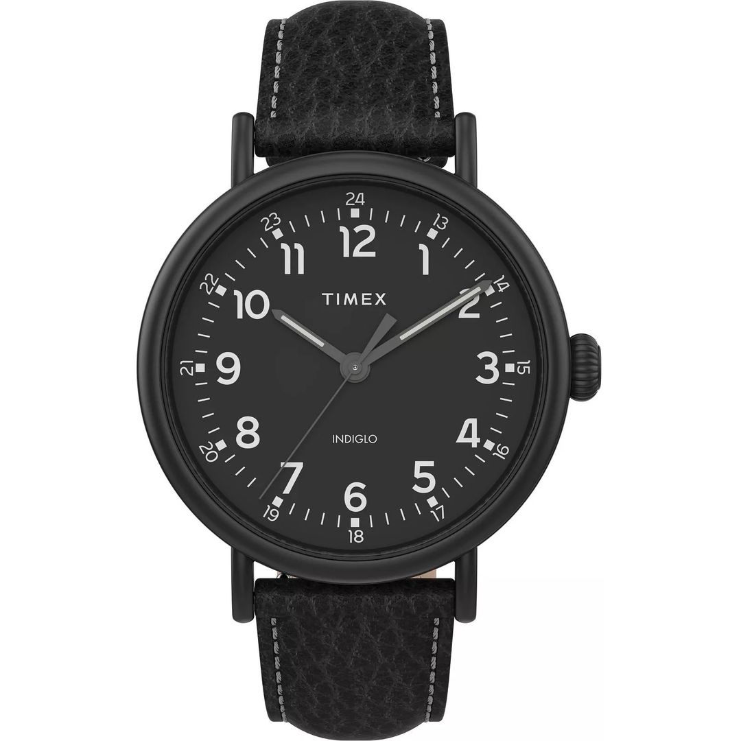 Zegarek Timex z czarną tarczą oraz białymi indeksami cyfr arabskich oraz ciemnymi wskazókami, podświetlany systemem Indiglo