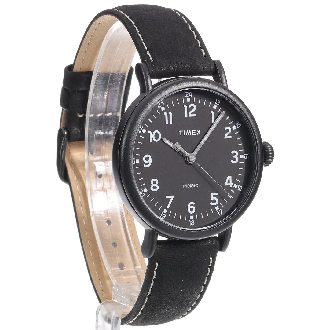 Zegarek Timex z czarną tarczą, w czarnej kopercie, na czarnym pasku